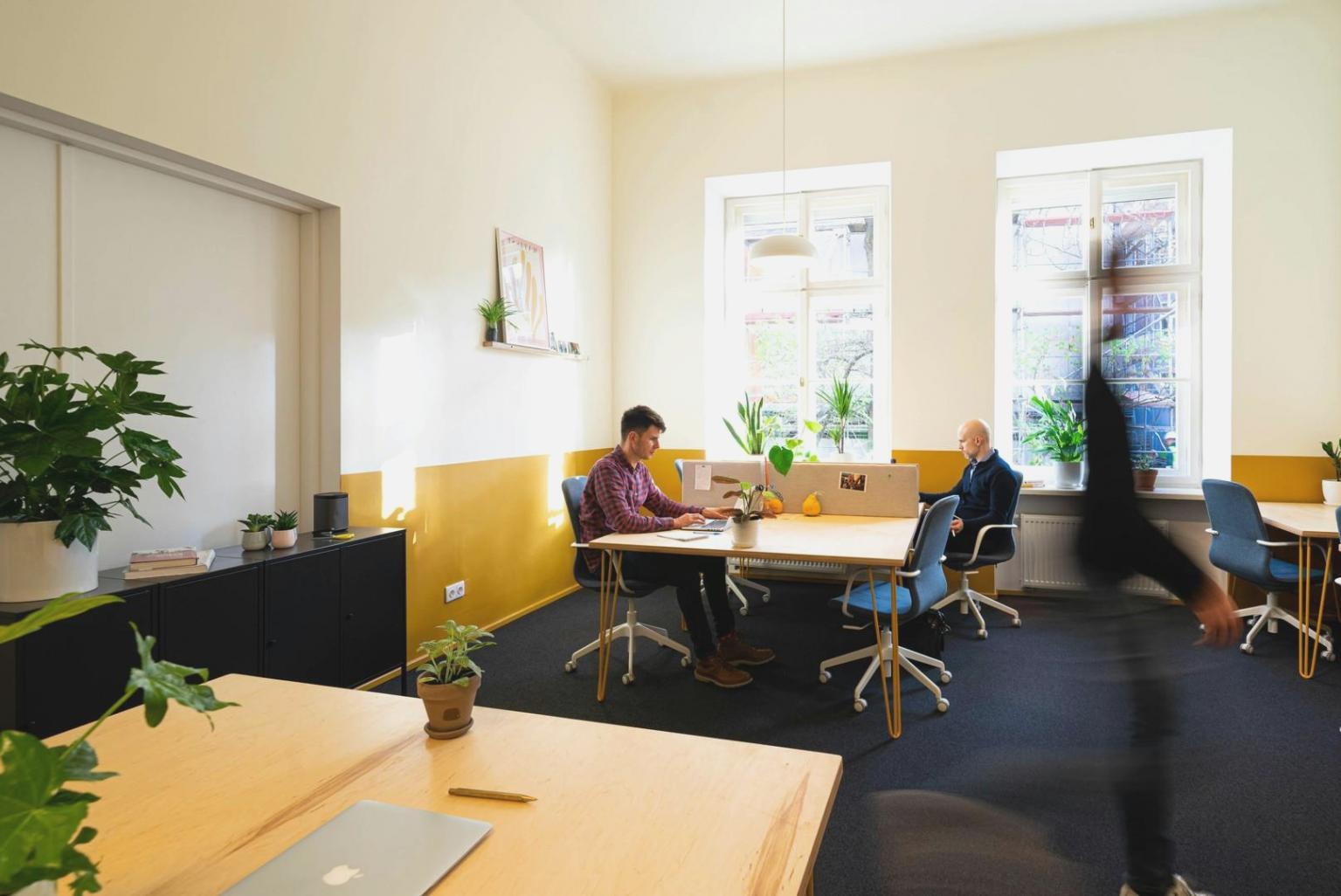 Teilnehmer bei der Gruppenarbeit während eines Kurses