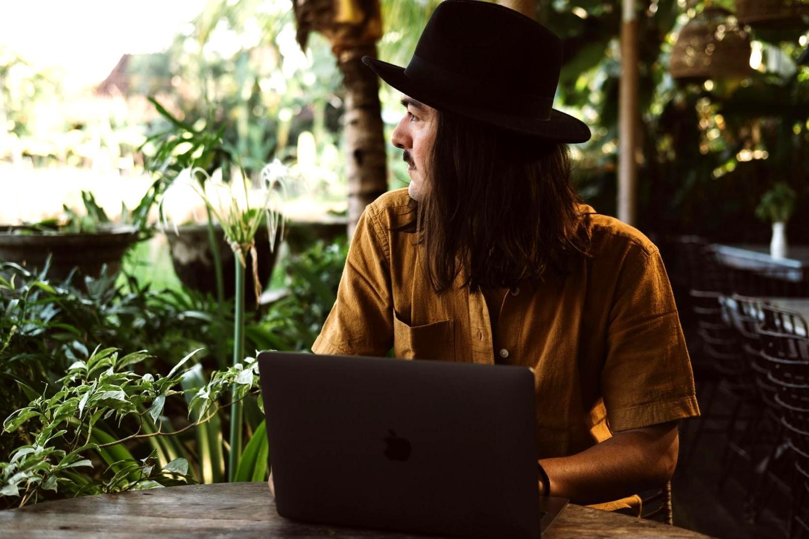 Finanzanalysten bei der Arbeit mit Datenvisualisierungen