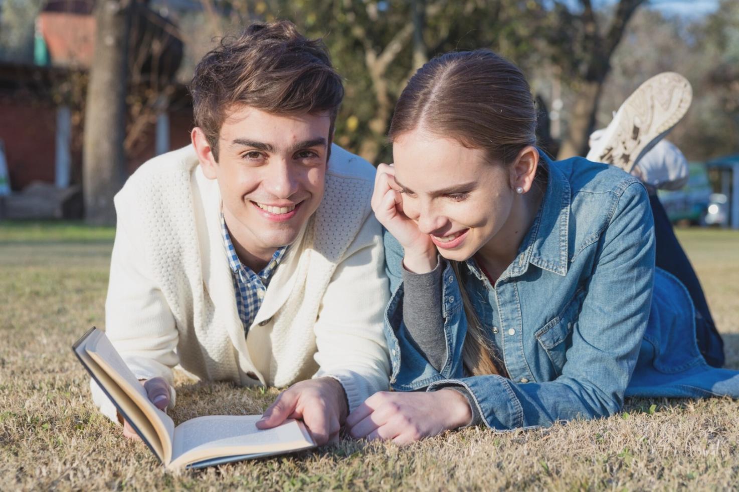 Finanzanalysten bei der Arbeit an Unternehmensberichten